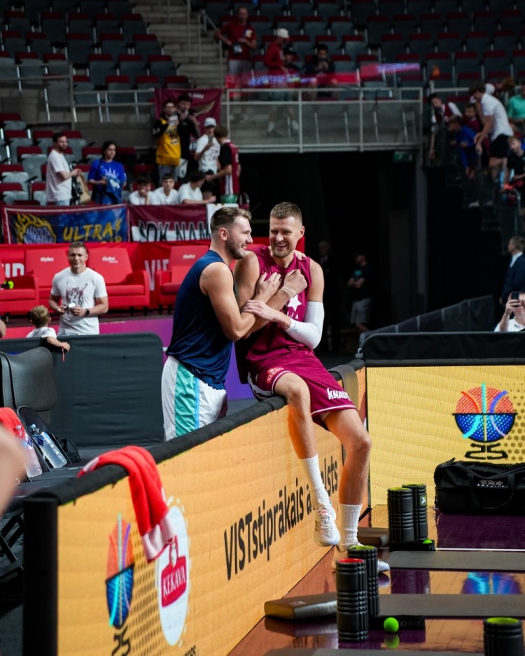 mk体育入口-老队友重逢！热身赛前东契奇与老队友波尔津吉斯嬉笑攀谈