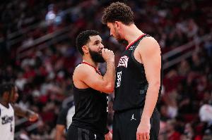 mk体育-申京：范弗里特是了不起的领袖 他和乌度卡经常鞭策我