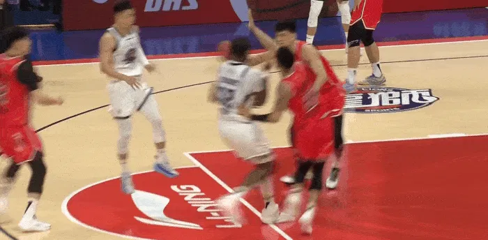 mk体育下载-克里斯内线顶开两人扣篮打进，山东追至4分分差